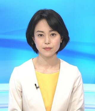 質問します 1 ニュース７の池田伸子アナ 白のジャケットに黄色のワンピースは素 Yahoo 知恵袋