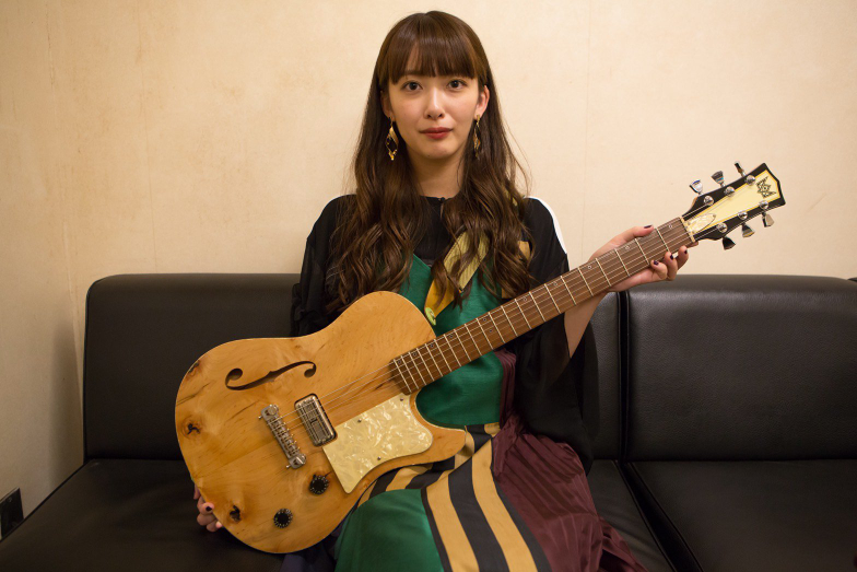 緑黄色社会の長屋晴子さんが使ってるギターって何ですか？？ - BLA