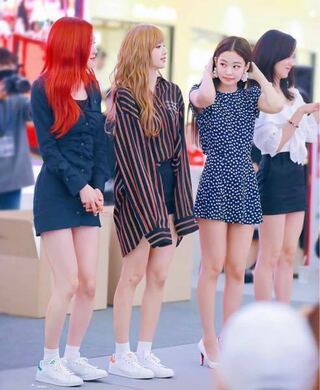 このlisaが来ている服はどこで買えますか Blackpinkリサlis Yahoo 知恵袋