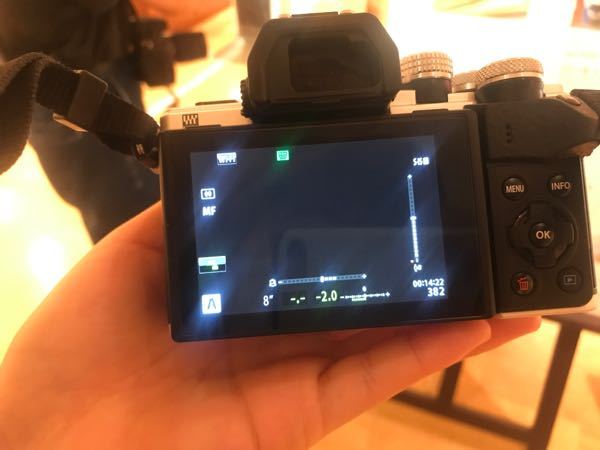OLYMPUSOM-Dなんですけど画面がレンズキャップ外しても真っ暗 