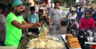 このインドのチャーハンを作ってる鉄板の右に置いてある揚げパンみたいな物は何です Yahoo 知恵袋