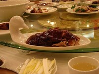 北京ダックの英語はpeking duck と言いますが、なぜ beijing duck ではないのでしょうか？ Peking だと日本語の発音のような気がしますが、最初に北京ダックを世界に広めたのは日本だったりするのでしょうか？