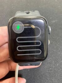 ずっとApple Watchを放置してました。 久しぶりに充電したらこのマークだったのですが、しばらくしたらまた使えるようになりますか？
