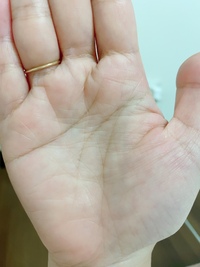 今日なんとなく手相見ていたら 左手薬指の下にフィッシュらしき線がある Yahoo 知恵袋