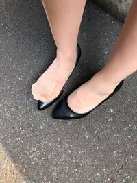 ヒールやパンプスを履いてる女性を見ては 裸足で穿いて気持ち悪くないのかな Yahoo 知恵袋