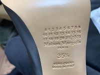 バイマでマルジェラのブーツを購入したのですが、刻印が偽物っ バイマでマルジェラのブーツを購入したのですが、刻印が偽物っ
