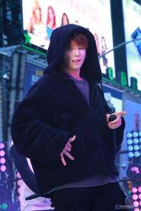 Btsのジョングクのこの黒のボアパーカーどこのものか知っている方いらっしゃいま Yahoo 知恵袋