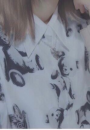 この写真に写っている服 どこのブランドかわかる方いませんか あと こういう Yahoo 知恵袋