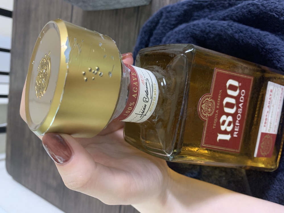 テキーラ1800のこの蓋の開け方が分かりません回しても引っ張っても開き