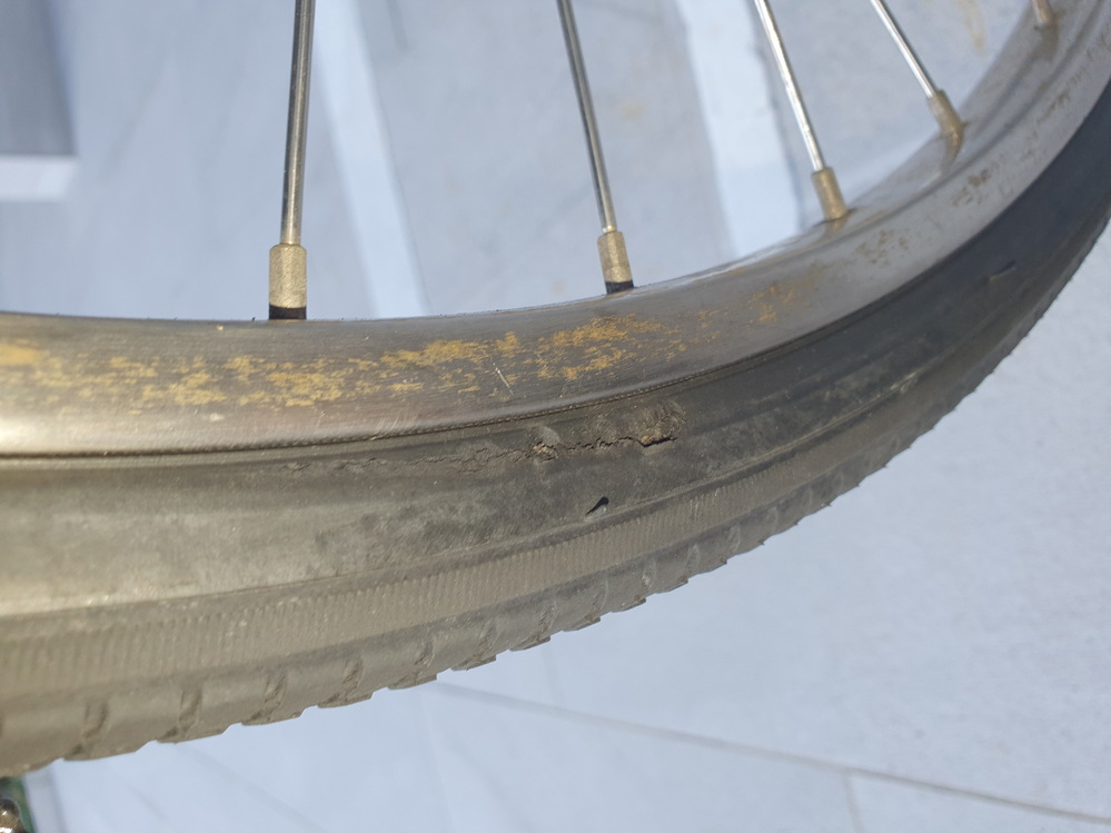 昨日自転車屋に空気を入れて貰いに行ってスポークが折れてるとの事だっ 