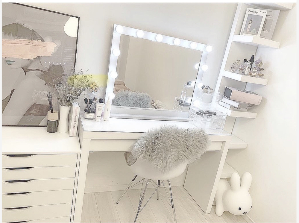 IKEAのドレッシングテーブルマルムのようなガラスが上に乗っている 