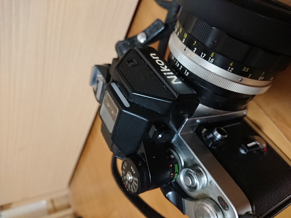nikonのカメラの上部についている部品の外し方がわかりません。画像