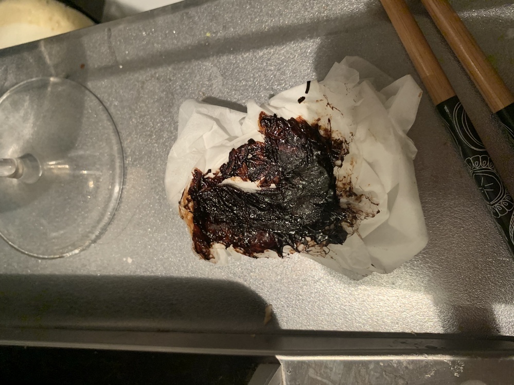 フライパンでブラカマを酒蒸ししていたら フライパンに黒いねばねばが付着していま Yahoo 知恵袋