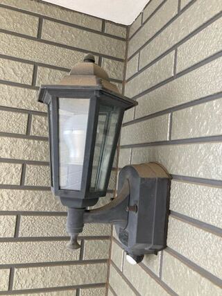 玄関灯の電球を交換したいのですが カバーの外し方が分かりません 教えて頂けます Yahoo 知恵袋