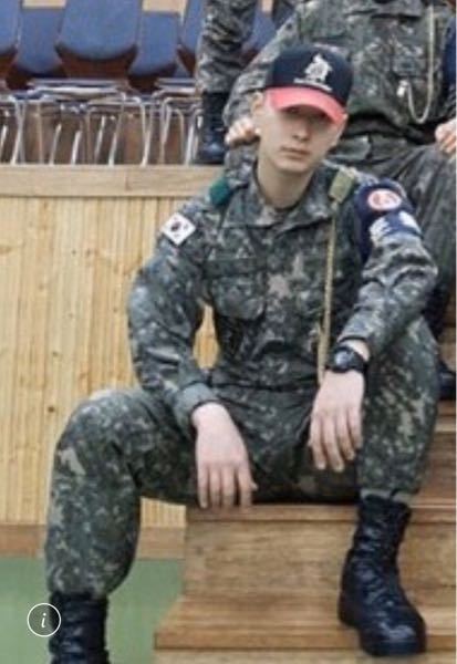 ・赤キャップは軍隊の中での助教(教官の補佐官)らしいですが、これはアイドルの誰ですか？ ・また...