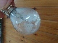 電球を消した直後に濡れタオルで拭いたところ 電球が欠けてしまいました Yahoo 知恵袋