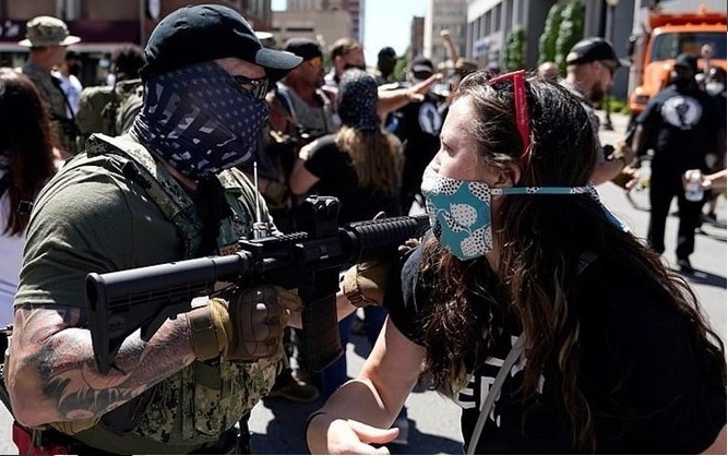 ＢＬＭ運動女性に「銃を突き付ける」「トランプ信者」をどう思いますか？ . 【オレゴン州：トランプ支持派とＢＬＭ運動が衝突し暴力に】 トランプ支持派１００名超が州議会議事堂に車で乗り付け、 トランプ応援旗や米国旗を掲げた。 一部には、武器を携帯した極右「プラウド・ボーイズ」も。 ＢＬＭ運動２０人と衝突【バットで殴打】 トランプ支持派２名が当局に逮捕されました。 https://parstoday.com/ja/news/world-i65544 #トランプ #極右 #プラウドボーイズ #ネトウヨ #暴力