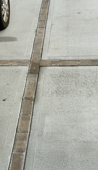 新築で 2週間ほど前に外構が完成したところです 駐車場のレンガの欠けや汚 Yahoo 知恵袋