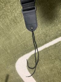 先日買ったベースのストラップの先に紐がついていました これは使 Yahoo 知恵袋