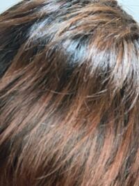 髪の毛をミルクティー色にしたいのですが、2ヶ月前に一度ブリーチして色を一度抜いたのですが黒染めしてしまって一部茶色になっています。 黒染めしたのをムラなく染めることができますか？