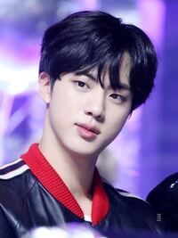 Btsのjinのピアスって左耳だけだったと思うのですが これは右耳ですよね Yahoo 知恵袋