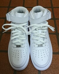 Airforce1midの紐はリボン結びにして外にだしますか それとも靴 Yahoo 知恵袋