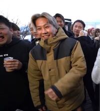 DJ銀太さんが着ているダウンジャケットのブランド分かる方教え