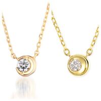 ツツミのアクセサリーってどんな評価ですか？ 元々STAR JEWELRYのネックレス(画像左)を購入しようと思っていたところ、画像右のツツミのネックレスを発見しました。
半額以下なのでこちらでもいいかなと思ったのですが、あまりにもデザインが似ているので、ひょっとしたらどちらかがもう一方のデザインを真似したのではないかと疑心暗鬼です…

こういったシンプルなアクセサリーのデザインなら似るのも仕...