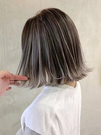 写真のようなヘアカラーにしたいんですが 全体カラー ハイライト ブリーチ Yahoo 知恵袋