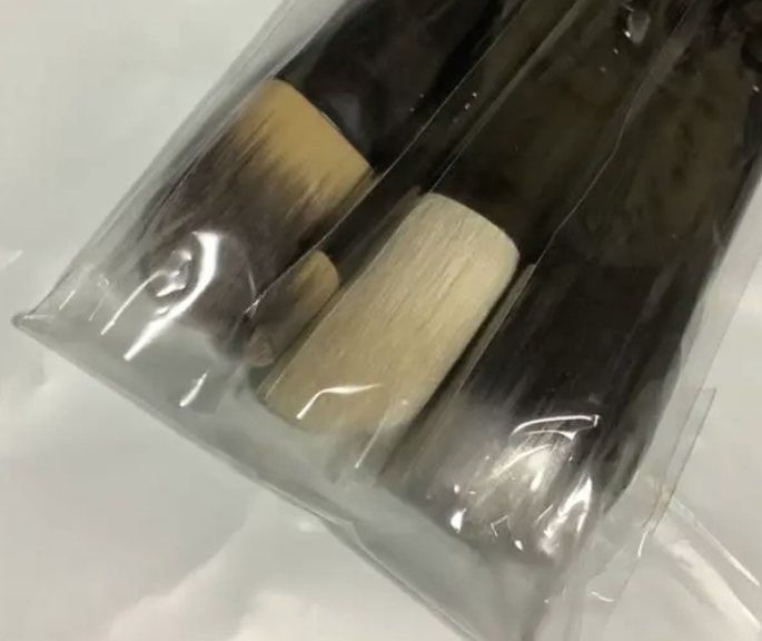 新品未使用ですが長期保存していた為ブラシに引っ付いた後があります。 10年前に貰ったメイクブラシセットはブラシだけ未開封のままで袋に入っ