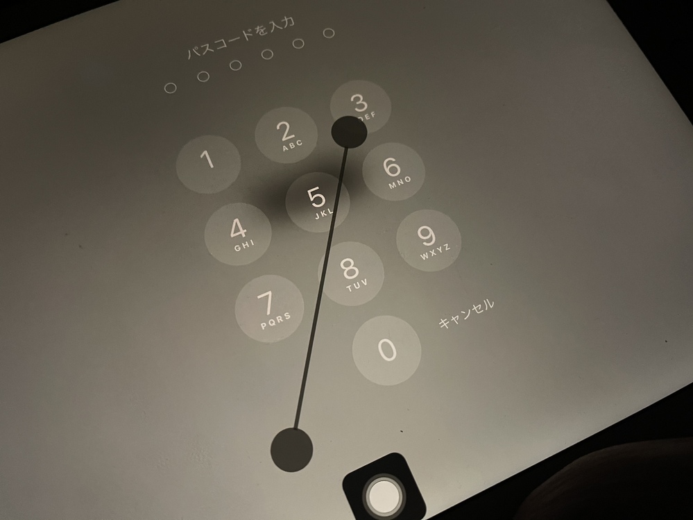 iPadの故障です。この変な黒い丸と線がでていてパスコード押せません 