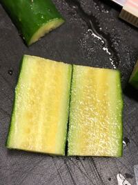 きゅうりを切ったら写真のように中が黄色かったのですが 食べられますか Yahoo 知恵袋
