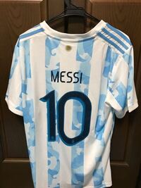 これはアルゼンチン代表メッシ選手のユニフォームですか それともやっぱ Yahoo 知恵袋