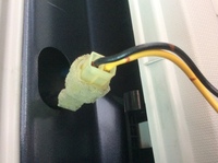 ハイマウントledの交換で手間取っています どなたかこのカプラーの外し方を教え Yahoo 知恵袋