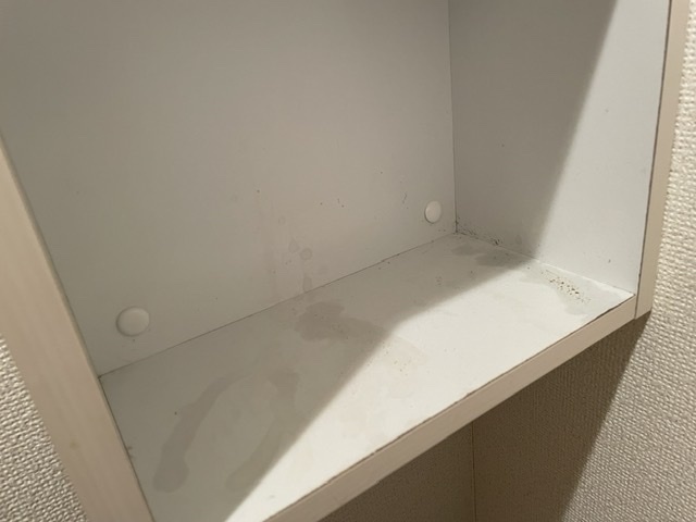 添付写真のような棚に着いてしまったシミ汚れは落とすことは可能なので 
