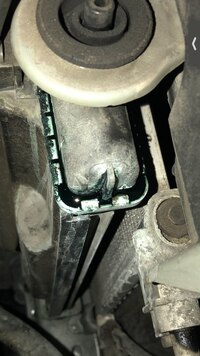 車の下に漏れた 赤い液体について 自宅の車庫に駐めてある私の車な Yahoo 知恵袋