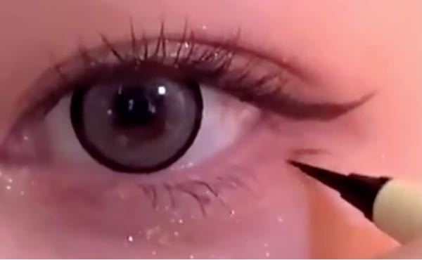 中国メイクでよく 下まつげをアイライナーで描いてるのを見るんですがみ Yahoo 知恵袋