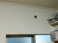 分譲マンションのエアコン配管で既存通気口の利用を検討しているため、外壁貫通穴が高い位置にあります。（天井から23cm芯） エアコン本体のホース口よりも高く外壁貫通穴からエアコンホース口まで逆勾配になりますが問題ないですか。