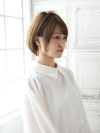 女性が髪を耳にかけるとき 画像のように顔の横の髪を少し残す人いるじゃ Yahoo 知恵袋