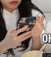 Iz Oneのチェウォンちゃんが使っている機種とiphoneケースはど Yahoo 知恵袋