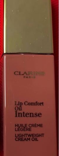 CLARINS のコンフォートリップオイル インテンスは、寝る前に付けても大丈夫でしょうか？ これはクレンジングは必要ないですか？