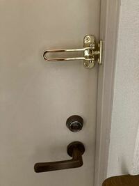 玄関ドアのu字ロックの色がピカピカの金色すぎるので鍵穴とドアノブと同じような色 Yahoo 知恵袋