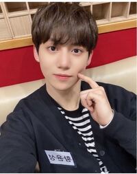 このイケメンは誰ですか ファンユンソンって書いてありますね Yahoo 知恵袋