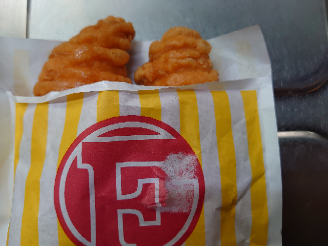 ファミマでクリスピーチキン2つ買ったら同じ袋に入れられてました これって Yahoo 知恵袋