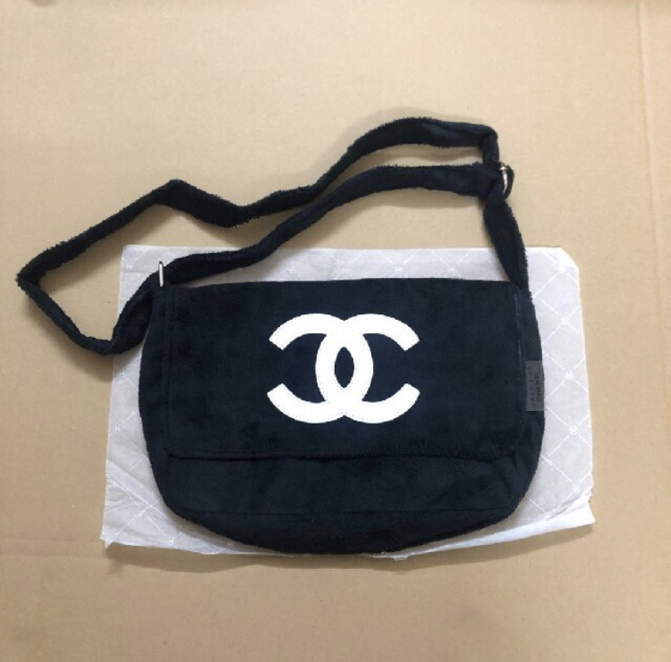 この出品者のシャネルノベルティは偽物なので気をつけてください。