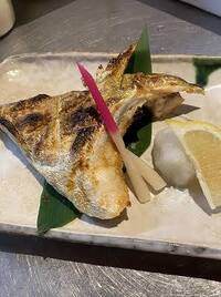 魚の盛り付ける際の向きについて質問致します 焼き魚等頭付きの場合は左頭に Yahoo 知恵袋