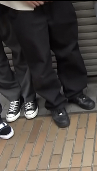 この写真 右の黒 コムドットひゅうが君が最近動画でたくさん履いてるズボンなんで Yahoo 知恵袋