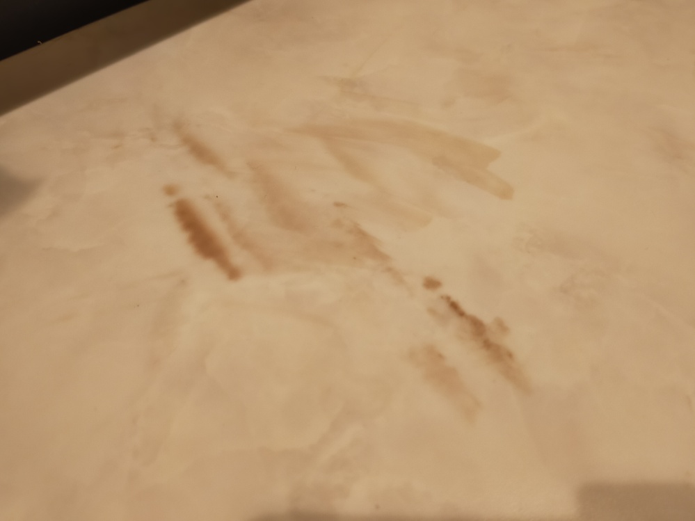 至急助けて下さい！！！ヘアカラー剤が床に落ちてしまって全然取れませ