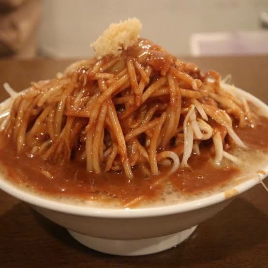 二郎系チーズカレーラーメンです！！ お断り 「当店、お食事時間を15分程度でお願いしております。混雑時はお声がけすることもございますのであらかじめご了承くださいませ店主より」 尚 「食中食後の携帯電話・スマートフォンの操作はご遠慮下さい」 貴方はどのように食べて完まくしますか？ やっぱりひたすら啜るしか無いですか？ 店先の黒烏龍茶以外は持ち込み不可です