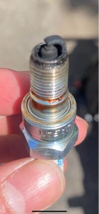 ホーネット250に乗っております 3番目のプラグを見てみました そうしたらこの Yahoo 知恵袋